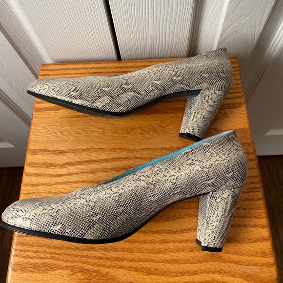 Thierry Rabotin Snake Print Block Heel Pumps SZ 39 (8.5 US) - Picture 4 of 9